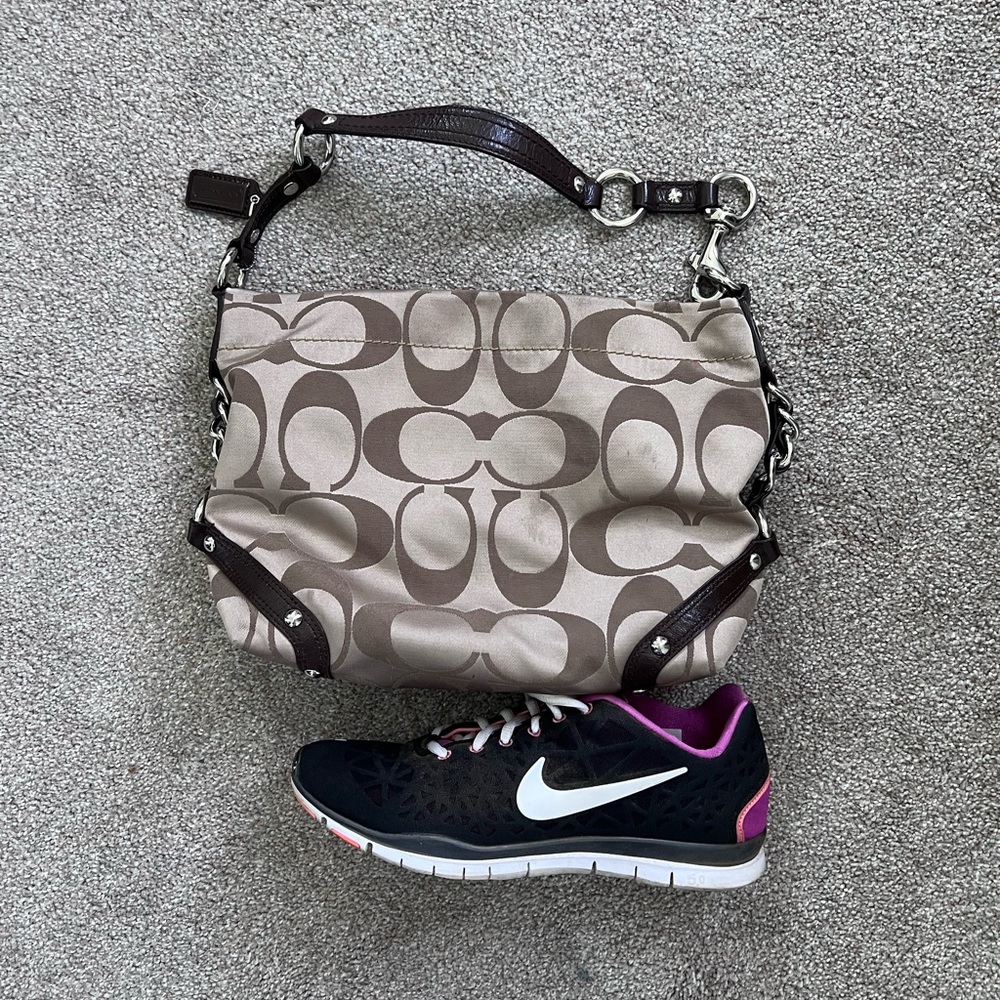 Authentic Coach Hobo Signature shoulder bag. Needs cleaning, no major wear. - Picture 9 of 15